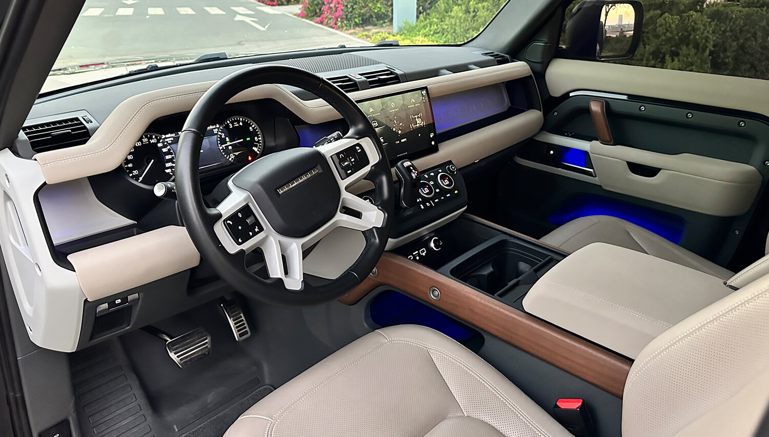 Range-Rover-Defender-Car-Rental-Dubai