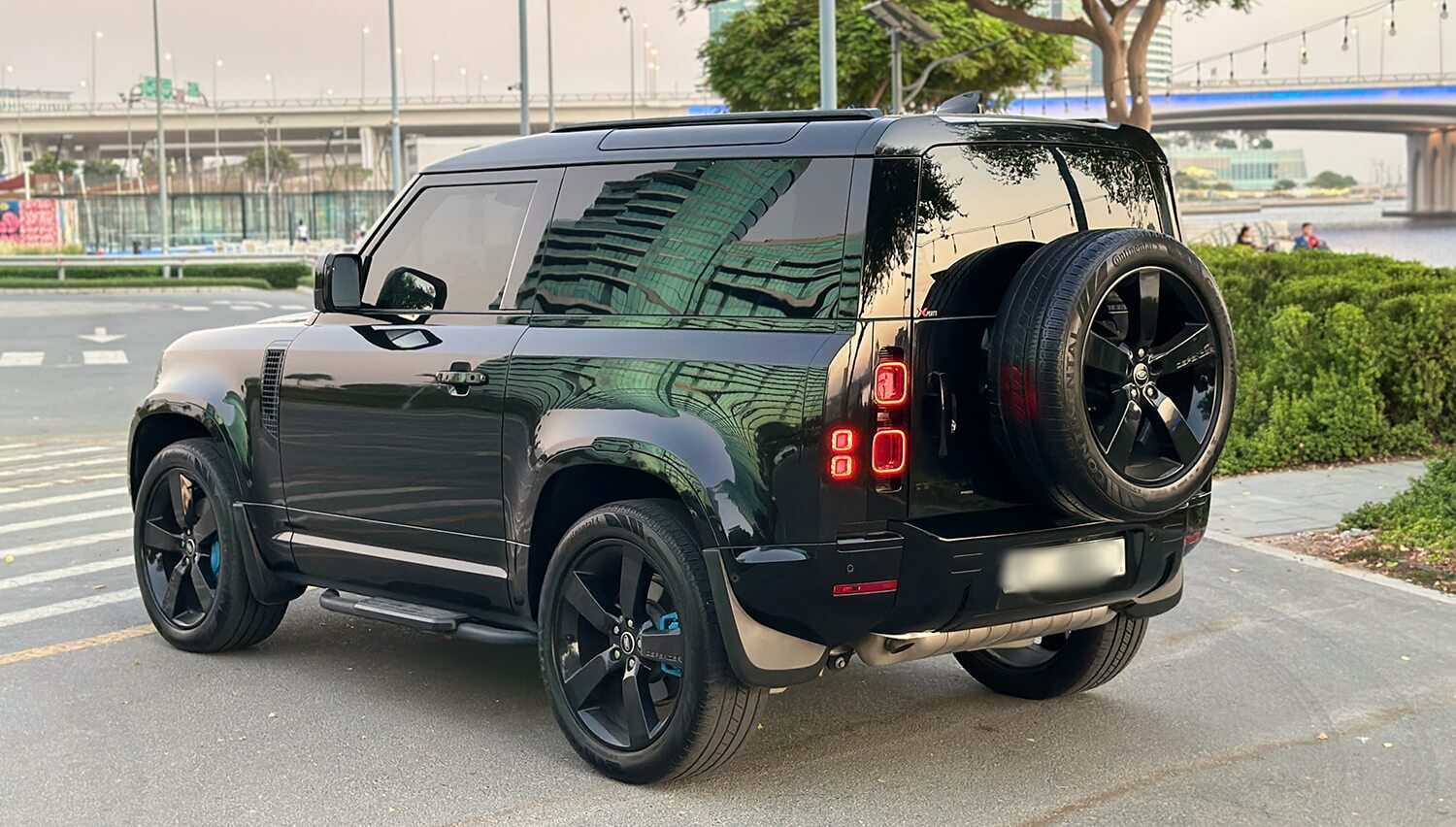 Rent-Range-Rover-Defender-in-Dubai