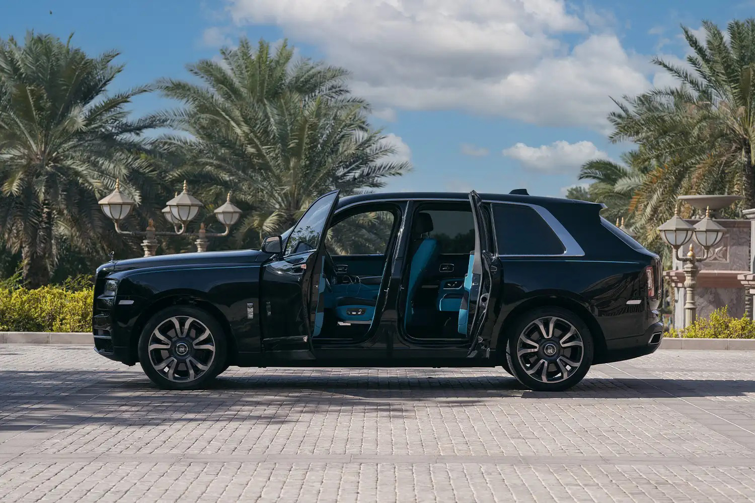 Volocar-Rent-Rolls-Royce-Cullinan-In-Dubai-4 (1) Rent a car in Dubai, Rolls Royce Cullinan, most Luxury SUV, the most luxurious brand, top rental company