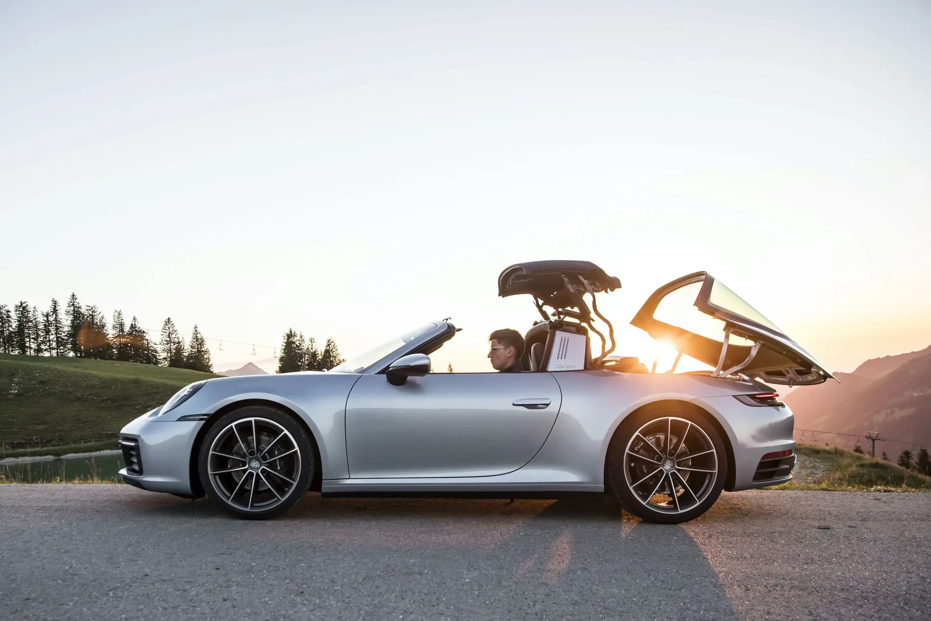 Porsche 911 for rent Dubai - car rental made easy with free delivery and no deposit options